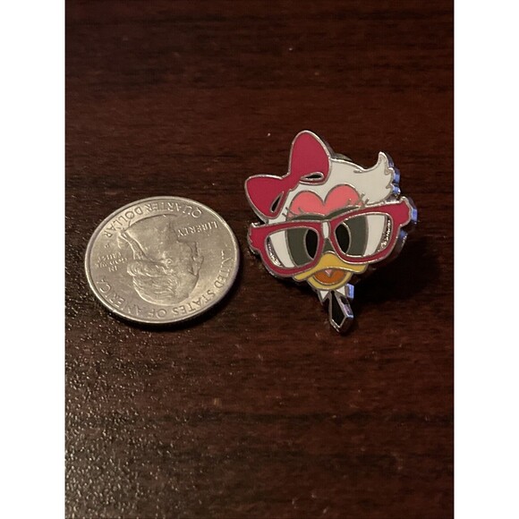 Disney Nerds Rock Head Collection Daisy Duck‎ Trading Pin - Picture 2 of 4